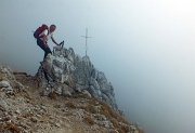 22  crocetta con vista in Cima Valmora (nella nebbia...)...